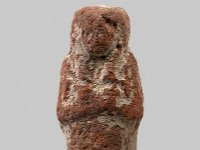 Aeg T 21  Aeg T 21, Dritte Zwischenzeit, Uschebti, Roter Ton, H 6,0 cm, B 2,0 cm, T 2,0 cm : Bestandskatalog Ägypten, Museumsfoto: Claus Cordes